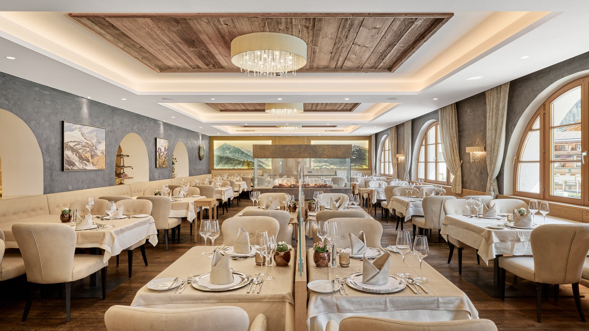 Stubai: l’hotel con piscina che cercavate è qui Ristorante elegante con tavoli apparecchiati e sedie beige