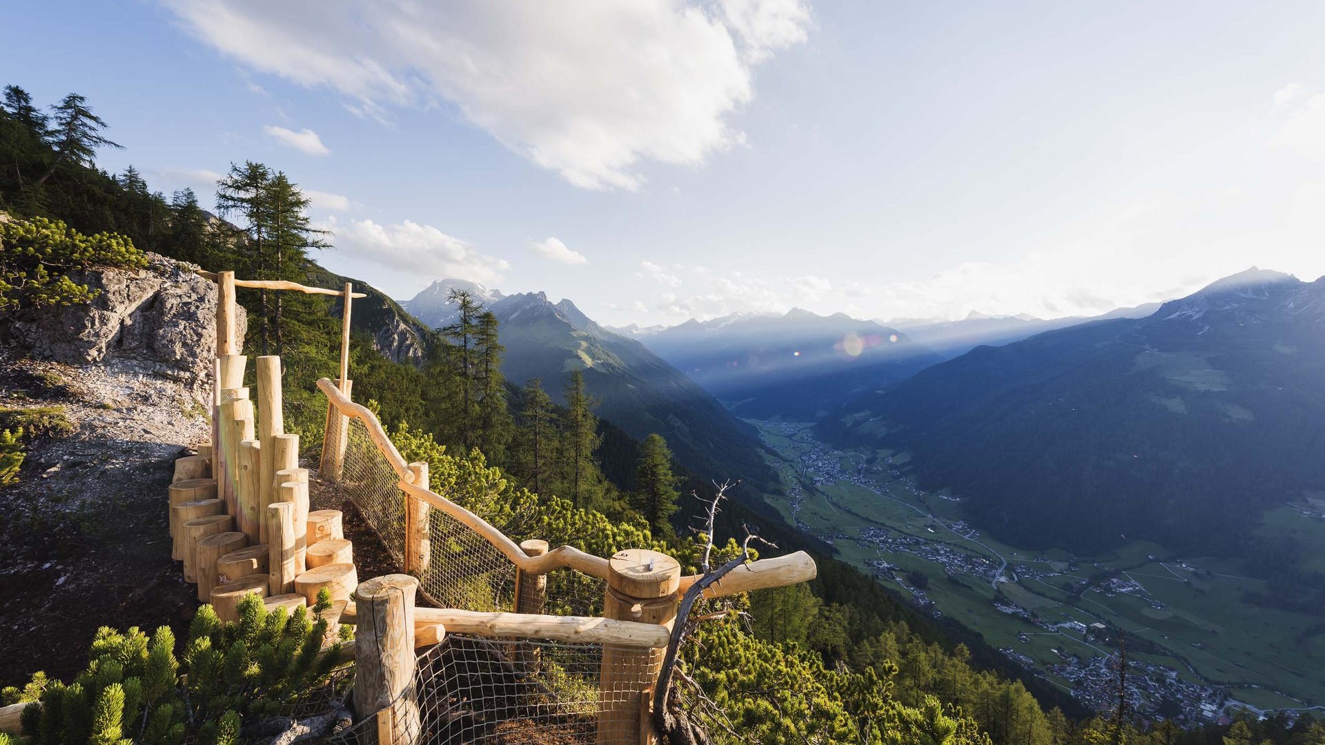 Il Ghiacciaio dello Stubai Punto panoramico in legno con vista su valle e montagne al tramonto
