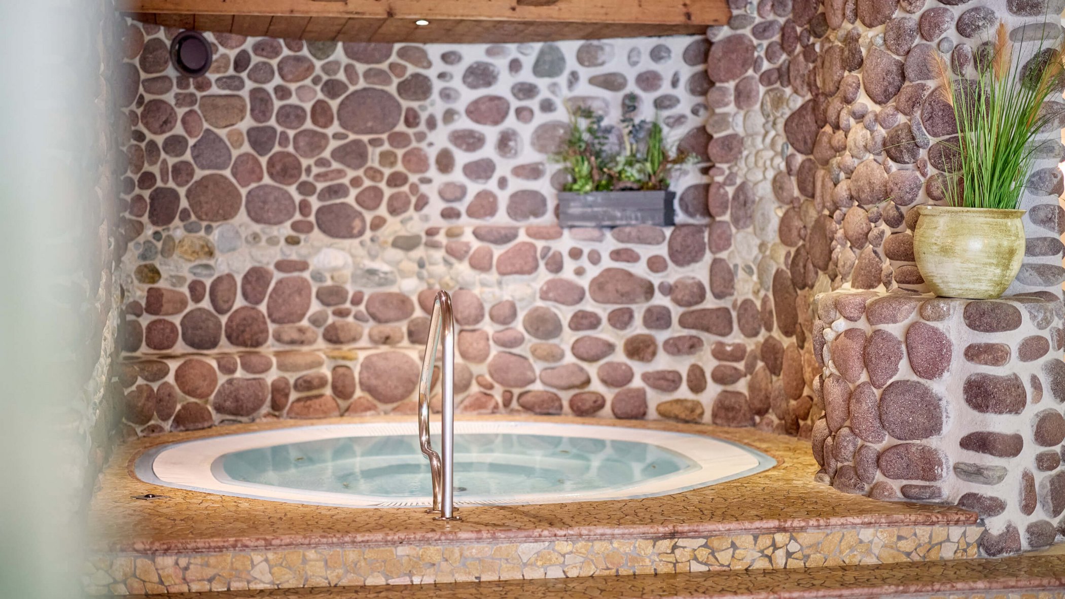 Hof wellness holiday: the Marienbad spa Indoor whirlpool with stone-covered walls and steps