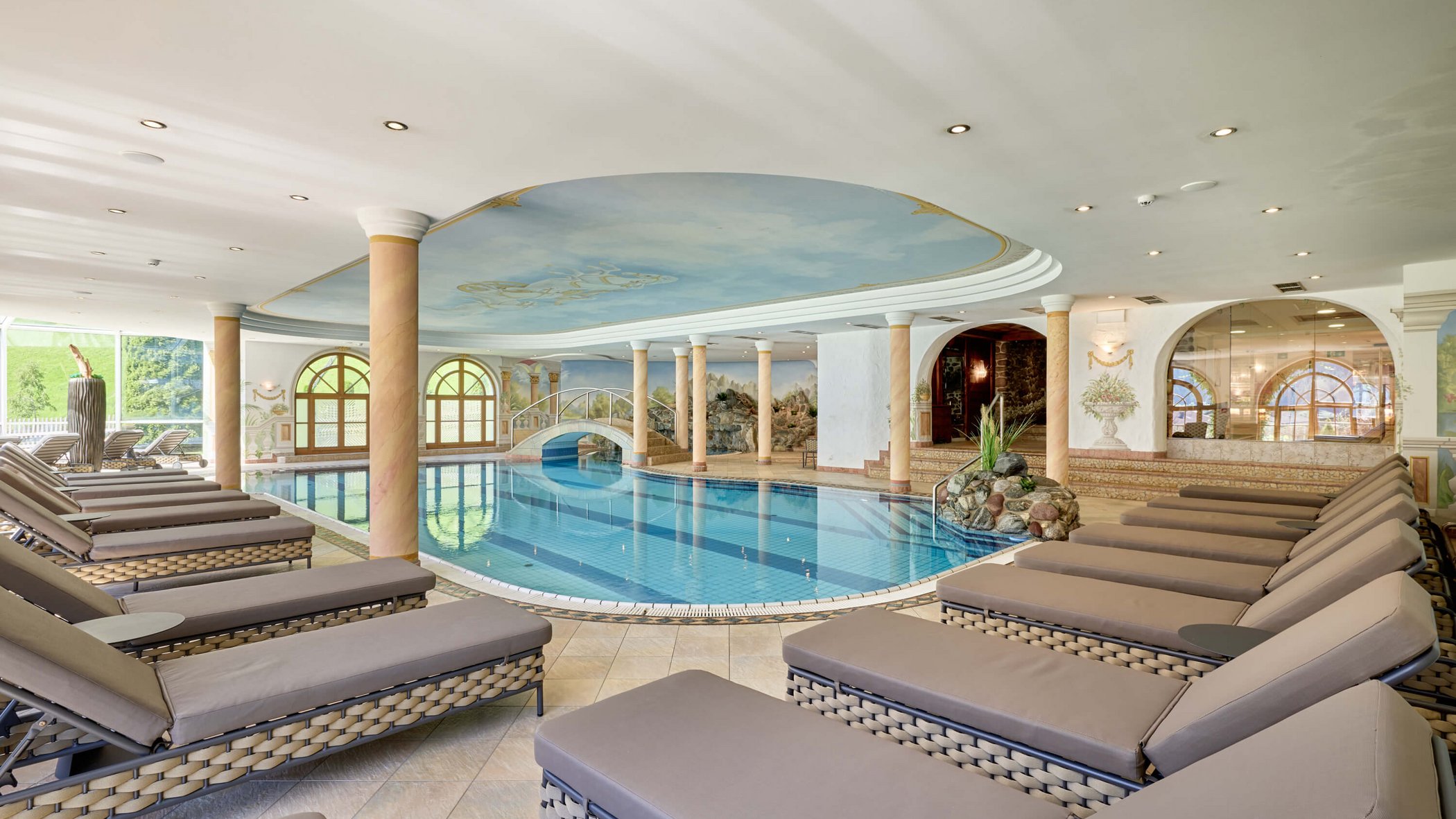 Hof wellness holiday: the Marienbad spa Bright indoor pool with lounge chairs and columns in an elegant setting