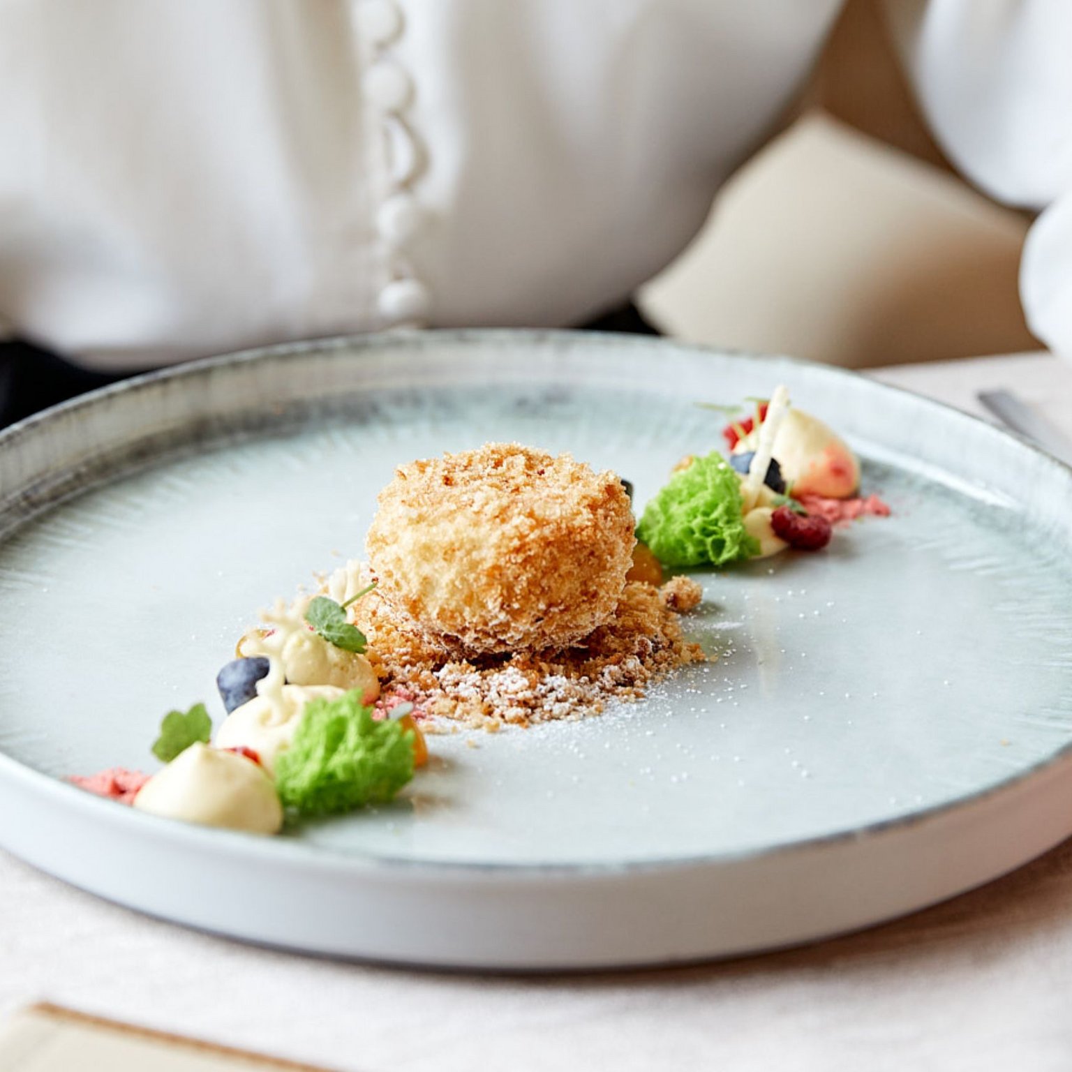 Ecco il nostro hotel: lo Stubai vi aspetta Dessert moderno con biscotto croccante e decorazioni di crema sul piatto