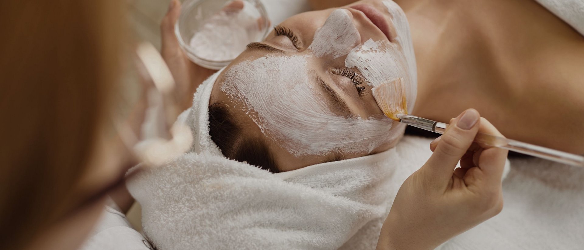 Die beliebtesten Wellnessanwendungen im Spa Marienbad Frau bekommt im Spa eine Gesichtsmaske aufgetragen