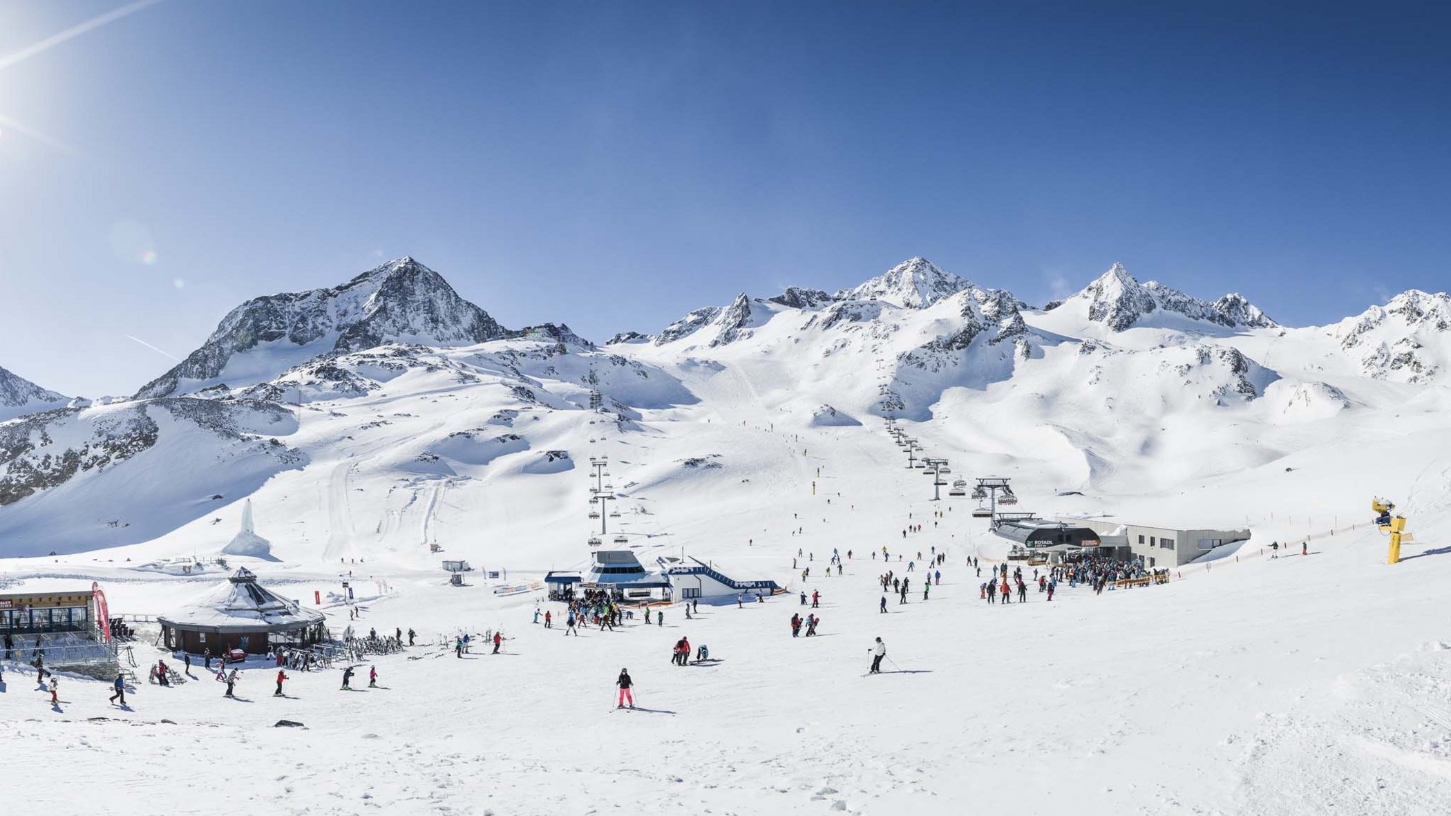 In Stubaital ci son mille cose da fare Attività sciistica invernale con persone e seggiovia sulle montagne innevate