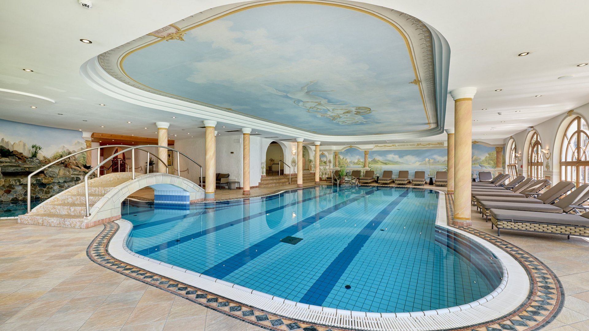 Stubai: l’hotel con piscina che cercavate è qui Piscina coperta lussuosa con soffitto decorato e lettini