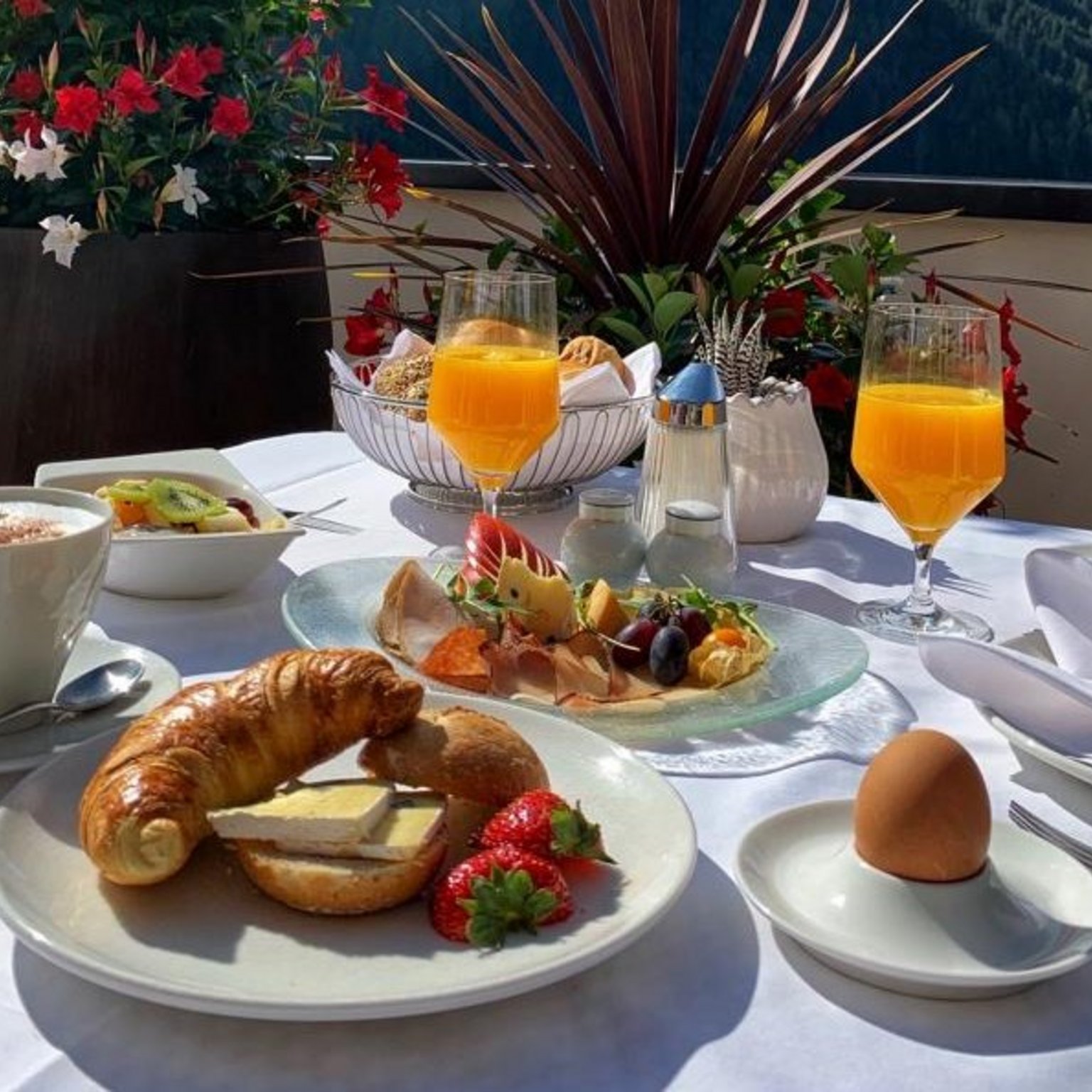 Neustift: Hotel zum Wohlfühlen Frühstückstisch mit Gebäck, Früchten und Saft auf Balkon mit Bergblick
