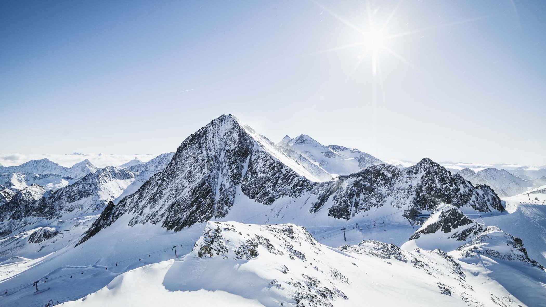 Der Stubaier Gletscher Schneebedeckte Bergspitzen unter klarem Himmel mit strahlender Sonne