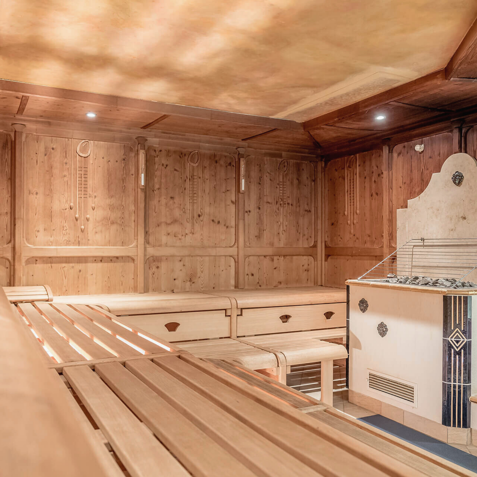 Hotel im Stubaital nahe Fulpmes Saunaraum mit Holzbänken und Saunaofen