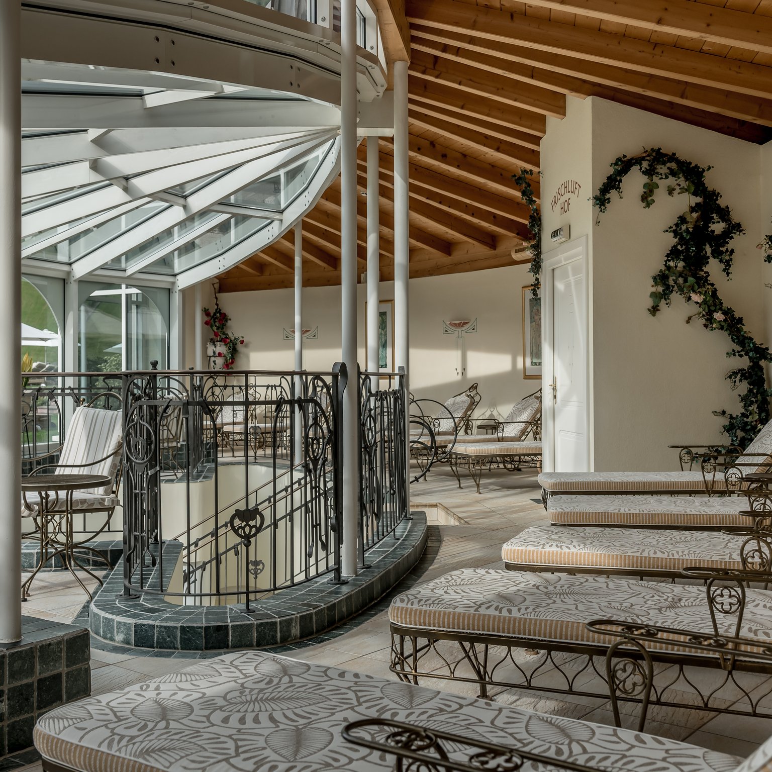 Ecco il nostro hotel: lo Stubai vi aspetta Sala relax accogliente con lettini e tetto in vetro