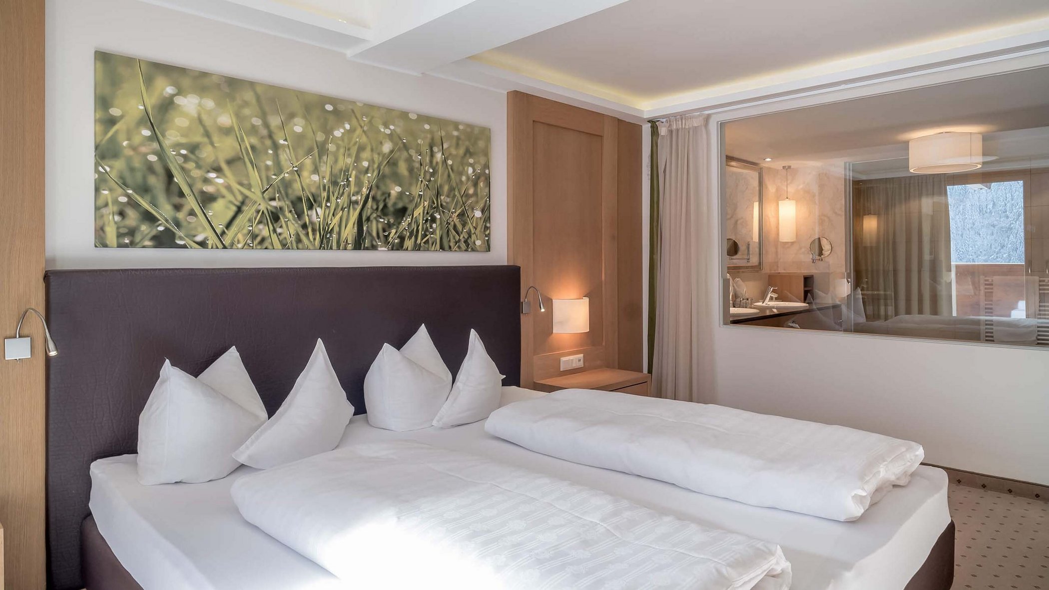 Neustift: Hotel zum Wohlfühlen Modernes Hotelzimmer mit Doppelbett und Blick ins Badezimmer