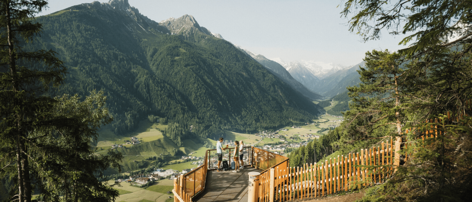 Schöne Horizonte: Die eindrucksvollsten Aussichtsplattformen im Stubaital Aussichtsplattform mit Blick auf Tal und Berge im Sommer