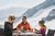 Infos aus Neustift: Hotel-News! Familie isst draußen in den verschneiten Bergen bei Sonnenschein