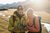 Infos aus Neustift: Hotel-News! Wanderpaar betrachtet ein Smartphone vor einer Berglandschaft