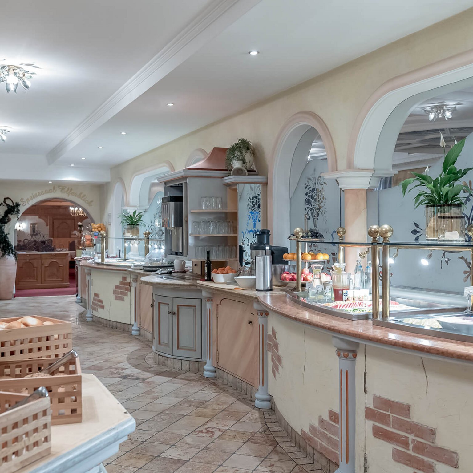 Hotels/Tirol: 4-Sterne-Superior-Genuss Buffetbereich mit verschiedenen Speisen und Getränken in einem Restaurant