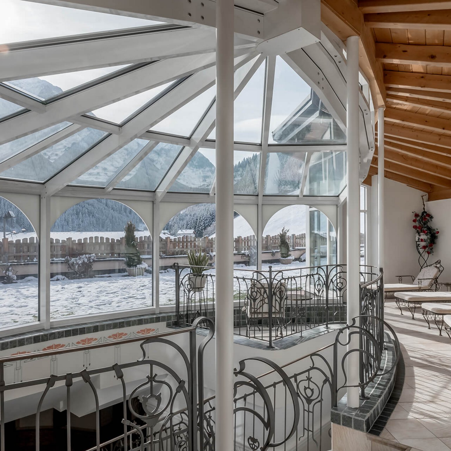 Ecco il nostro hotel: lo Stubai vi aspetta Vista invernale sulle montagne da una stanza con tetto in vetro e lettini