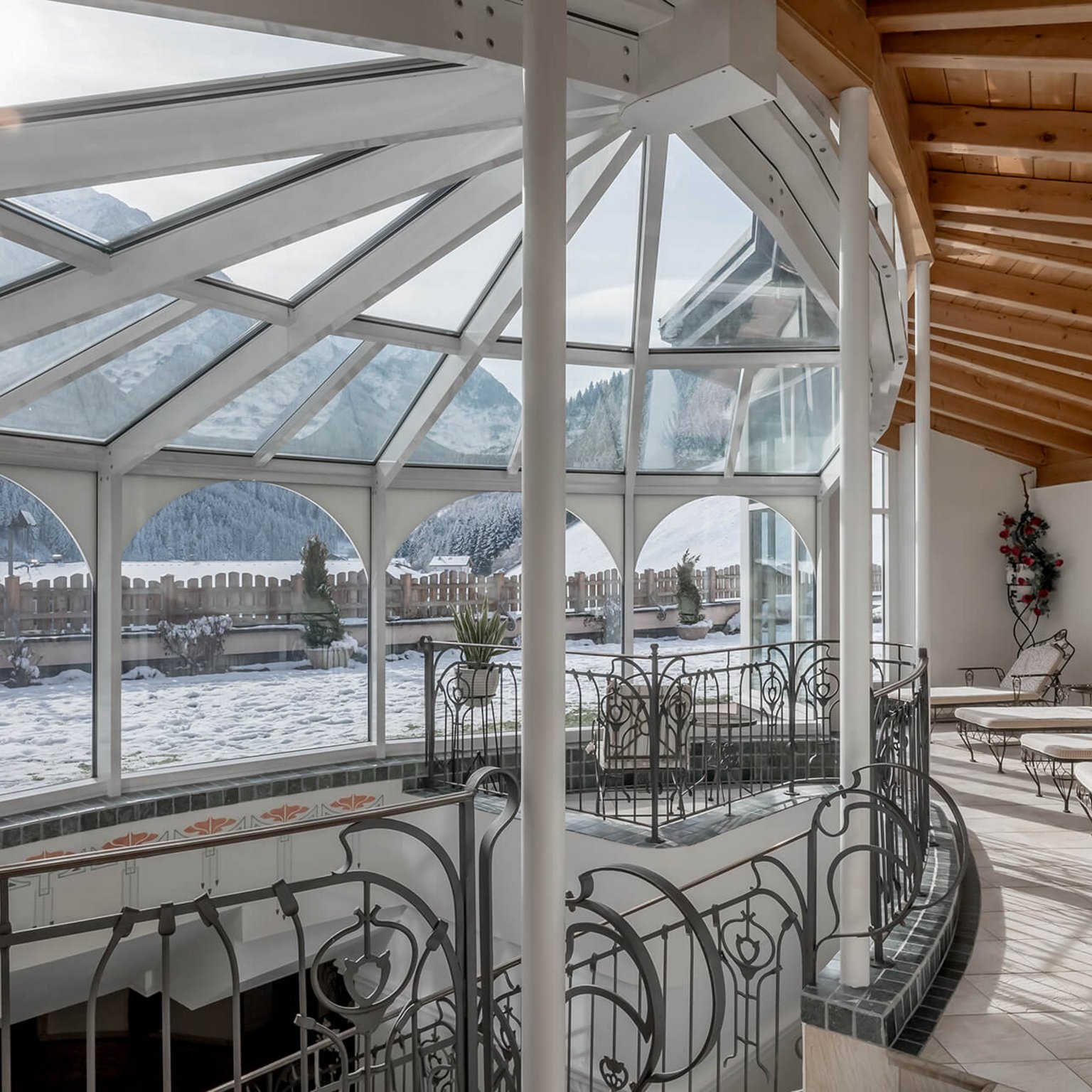 Ecco il nostro hotel: lo Stubai vi aspetta Vista invernale sulle montagne da una stanza con tetto in vetro e lettini