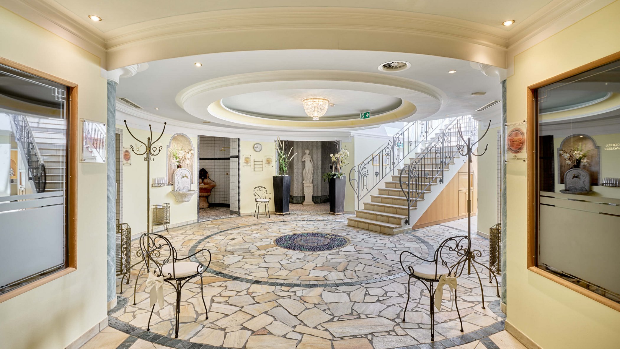 Reception elegante con pavimento a mosaico e scale in hotel