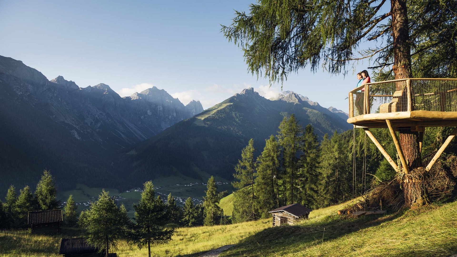Il Ghiacciaio dello Stubai Paesaggio montano con casa sull'albero e due persone sul balcone