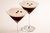 Zwei Espresso Martinis in Martinigläsern mit Kaffee-Bohnen als Garnitur