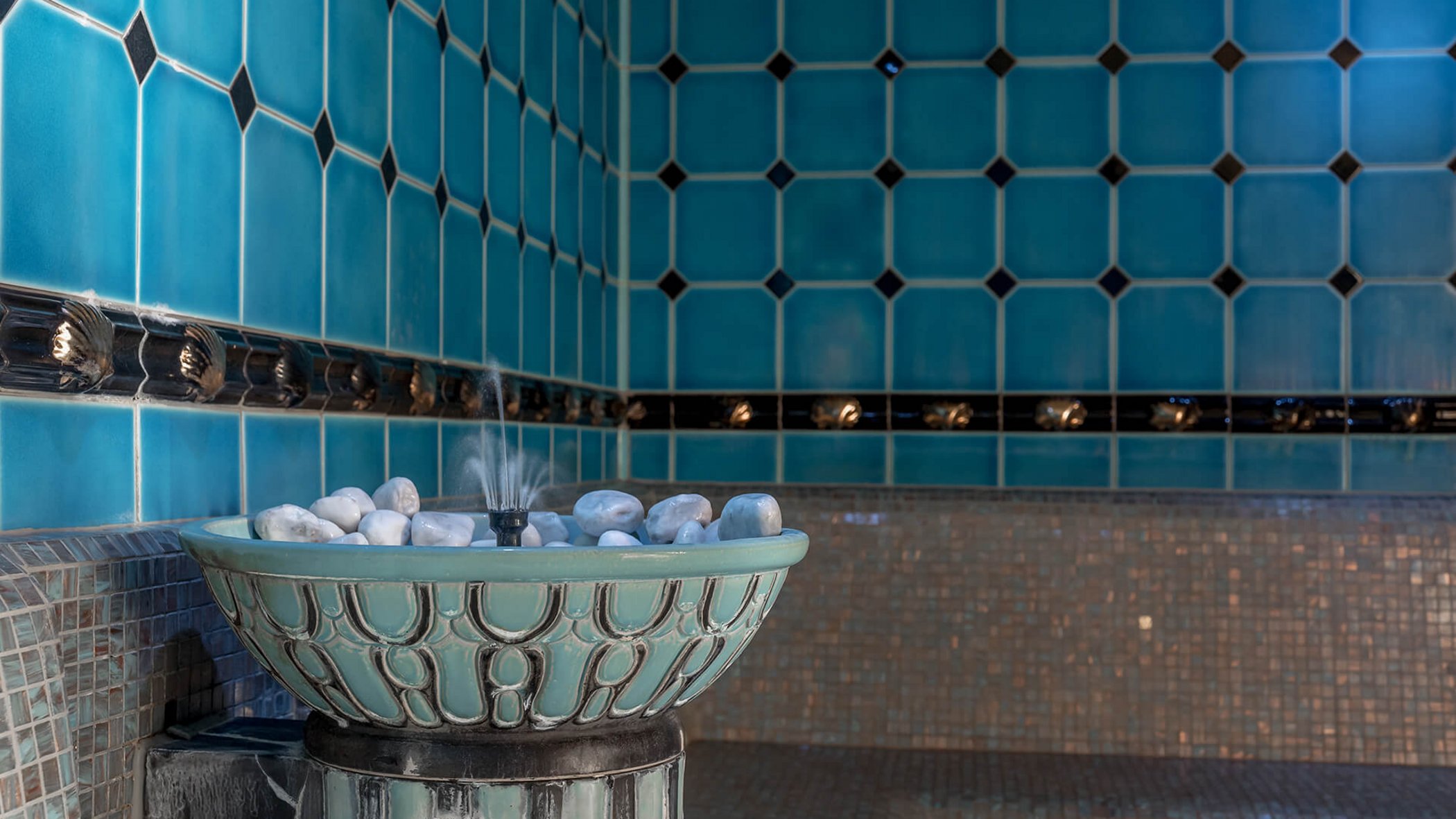 Hof wellness holiday: the Marienbad spa Ceramic fountain with white stones in front of blue tiled wall