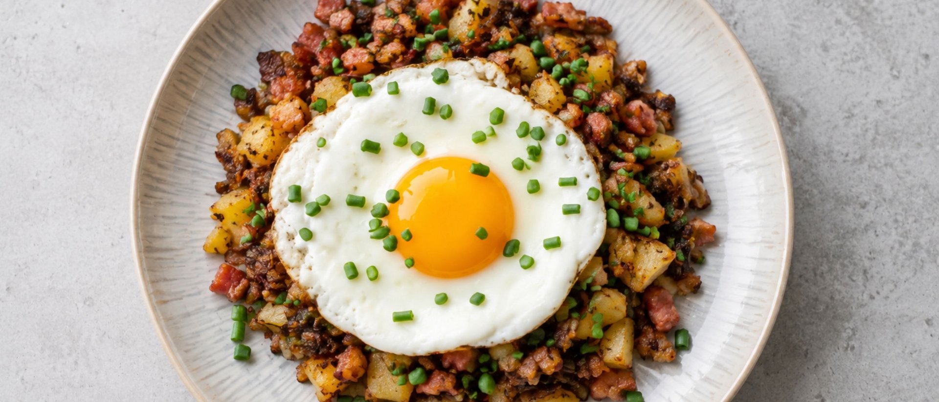 Tiroler Gröstl: Ein Stück Tirol zum Nachkochen Tiroler Gröstl: Ein Stück Tirol zum Nachkochen