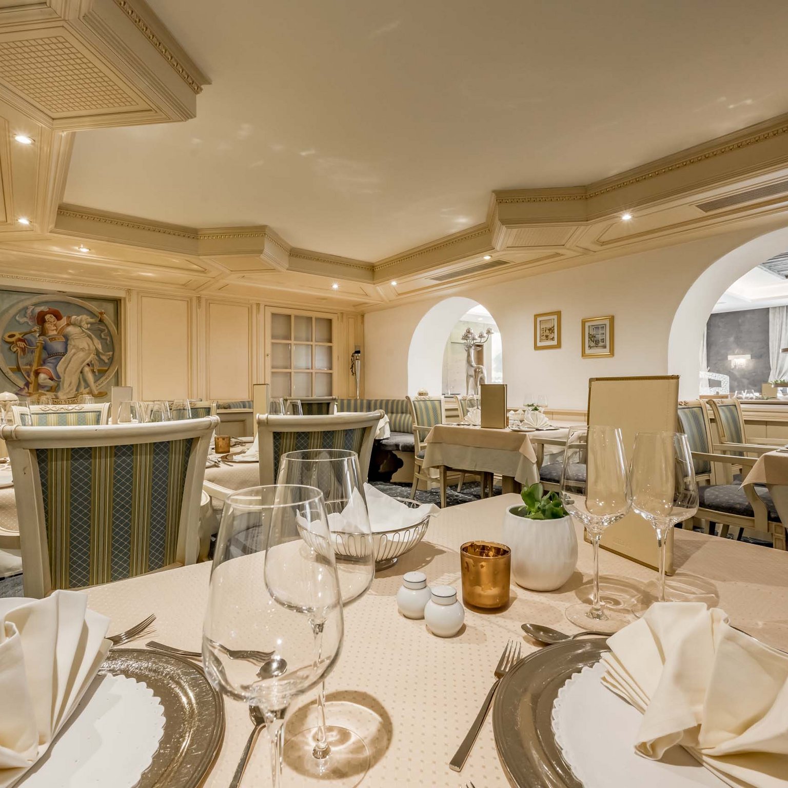Offerte per una vacanza in Austria da sogno Ristorante elegante con tavoli apparecchiati e arredamento classico