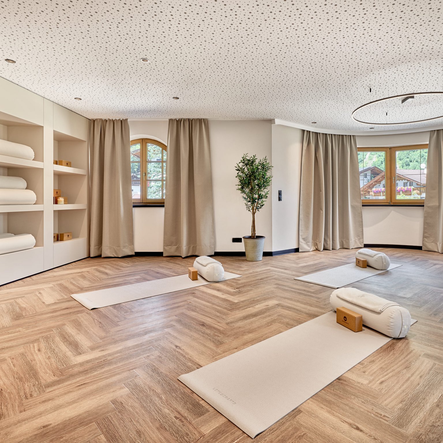 Yoga e movimento Sala yoga luminosa con tappetini, rulli e atmosfera tranquilla