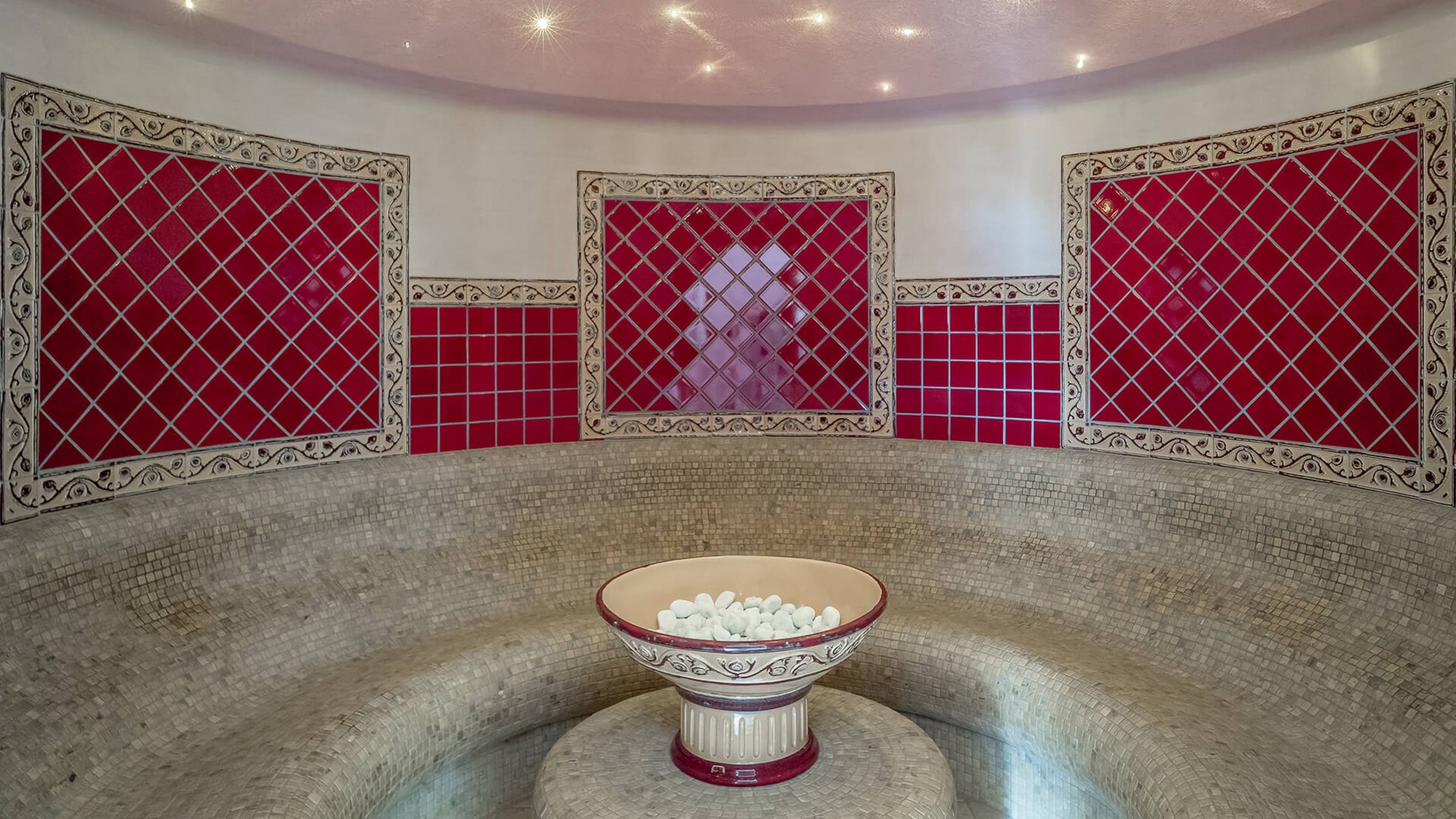 Hof wellness holiday: the Marienbad spa Round mosaic bench with bowl and red tiled walls