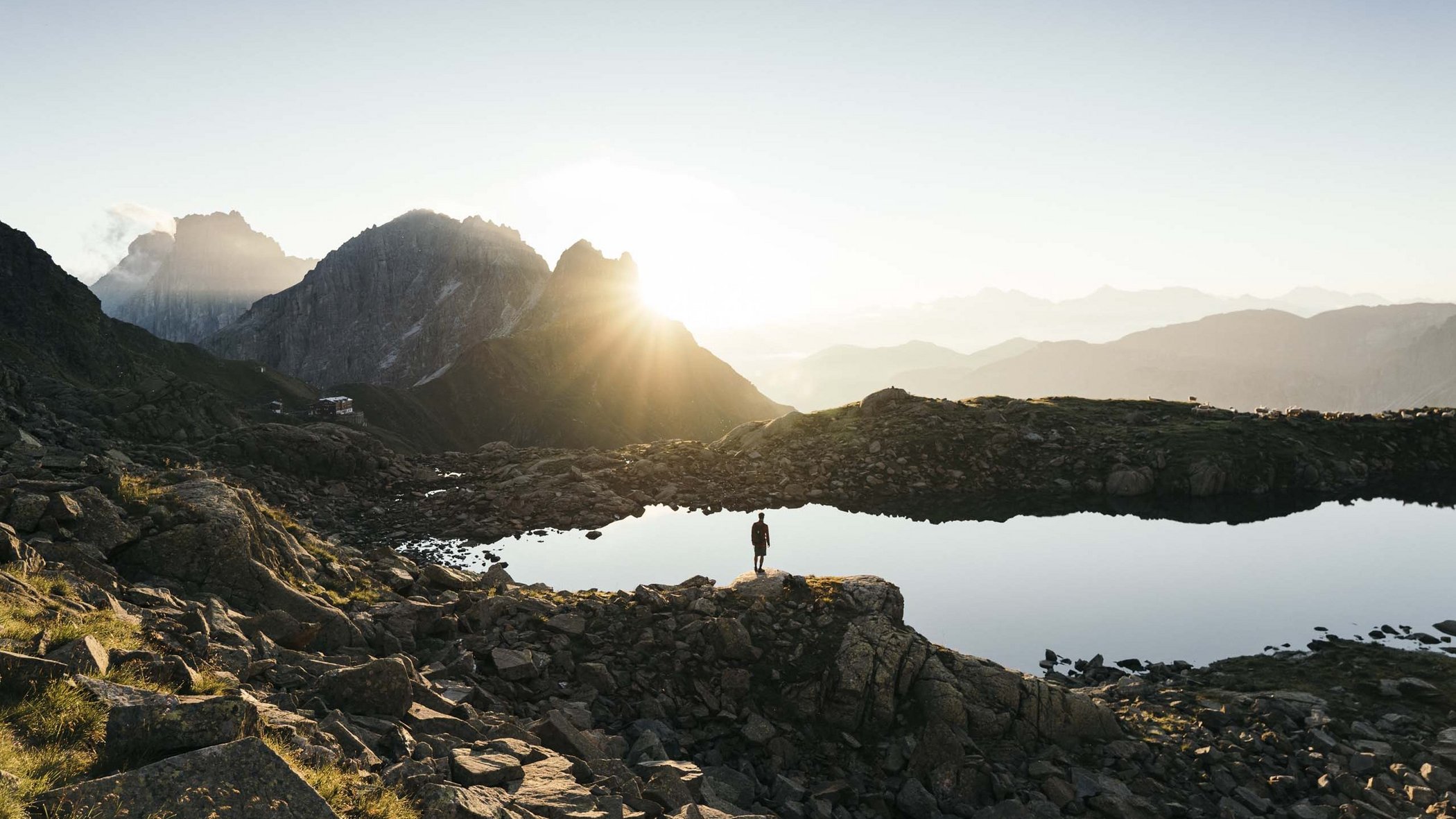 In Stubaital ci son mille cose da fare Persona in piedi vicino a lago di montagna all'alba