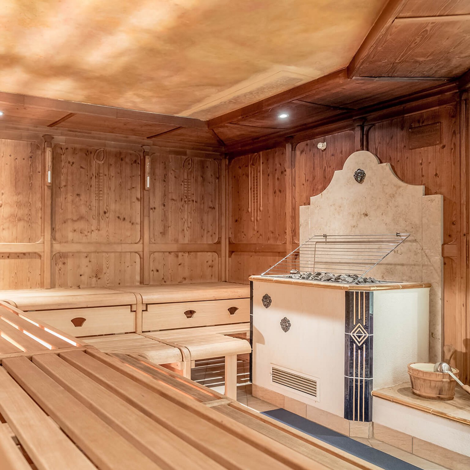 Hof wellness holiday: the Marienbad spa Bright wooden sauna interior with stove and water ladle
