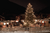Infos aus Neustift: Hotel-News! Beleuchteter Weihnachtsbaum auf einem verschneiten Weihnachtsmarkt bei Nacht