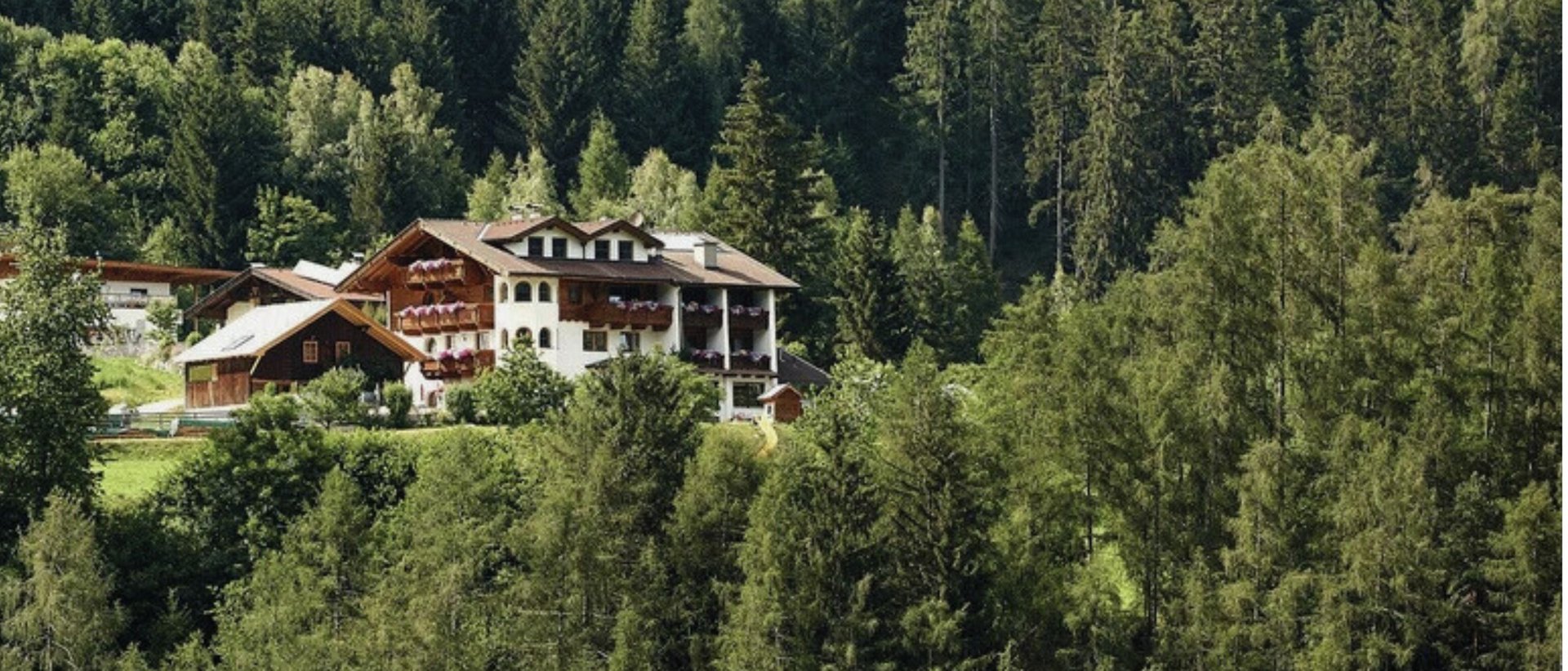 Frühlingsspaziergang zum Gröbenhof Haus am Waldrand mit Bergen im Hintergrund