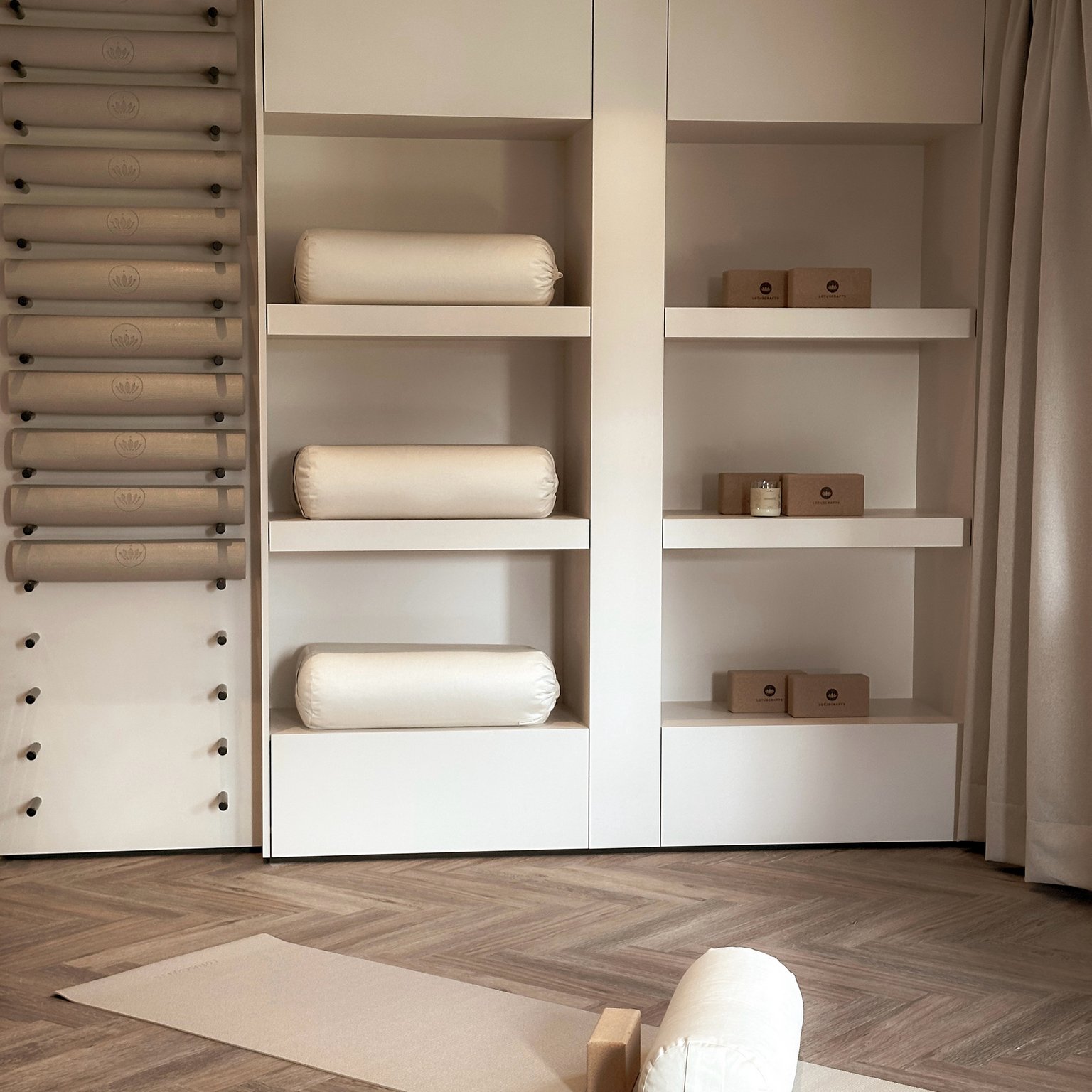 Yoga e movimento Stanza yoga minimalista con tappetino, cuscini e mensole