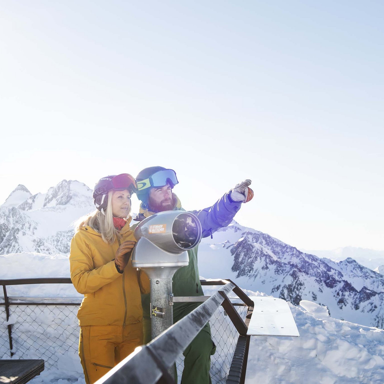 In Stubaital ci son mille cose da fare Coppia al ghiacciaio Stubai con binocolo, vista sulle montagne innevate
